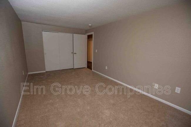 Building Photo - 512 W River Rd Rental