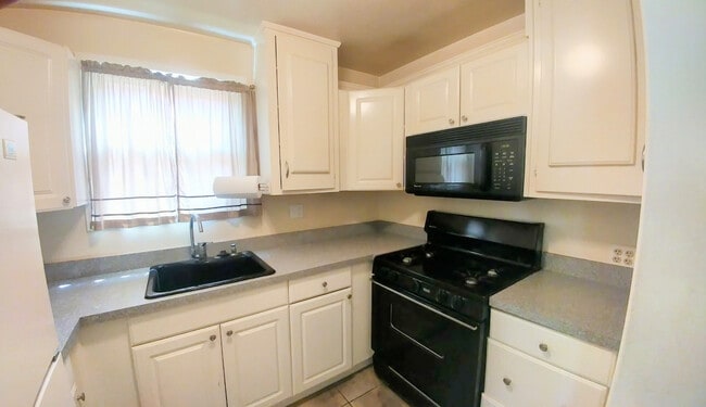 Photo - 127 Webster St NE