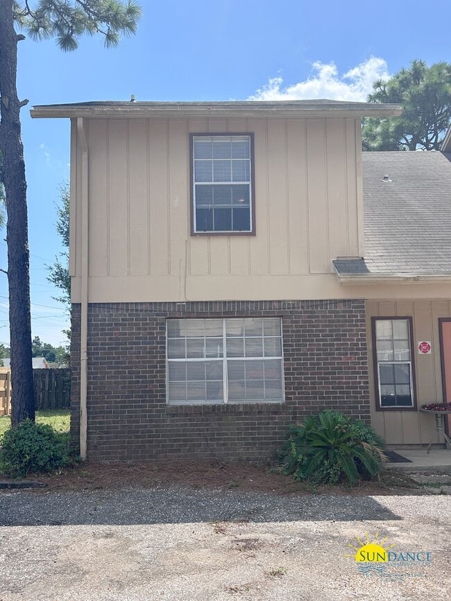 Building Photo - Completely Renovated 2-Bedroom Townhouse i...