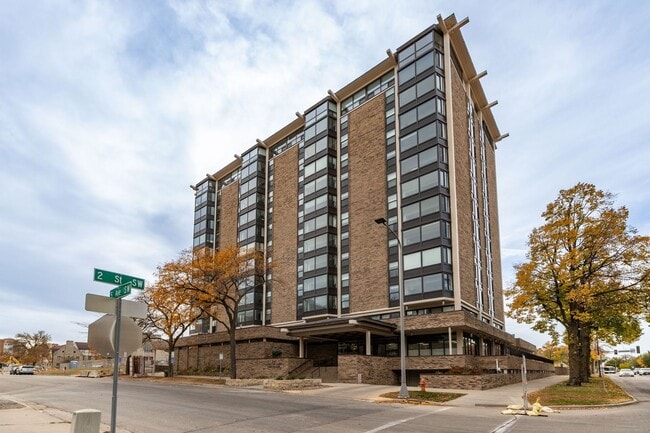 Building Photo - Unbeatable Views, Ample Amenities, 2 Bed 1... Rental
