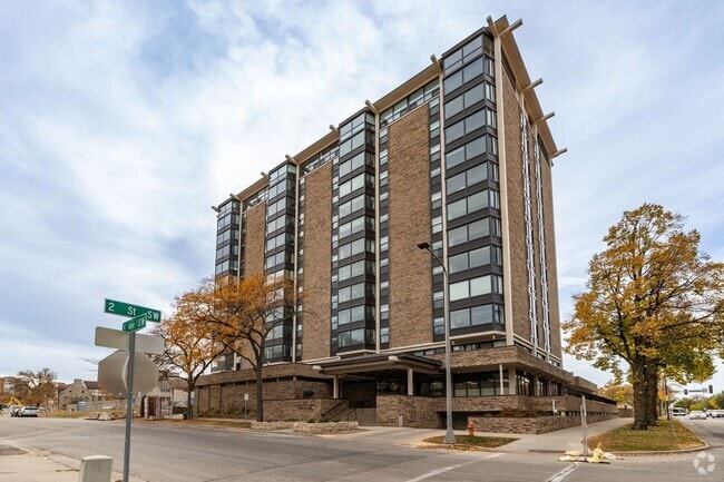 Building Photo - Unbeatable Views, Ample Amenities, 2 Bed 1... Rental