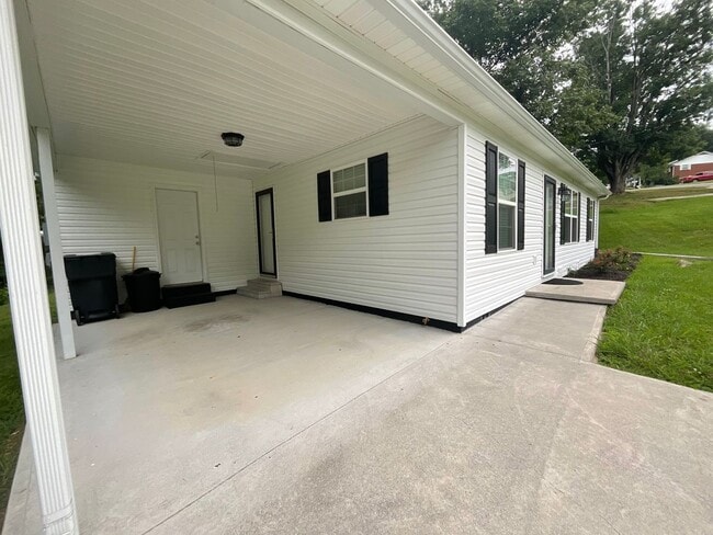 Photo - Short term - Clean and tidy 3 bedroom/1 bath near Cherokee Park