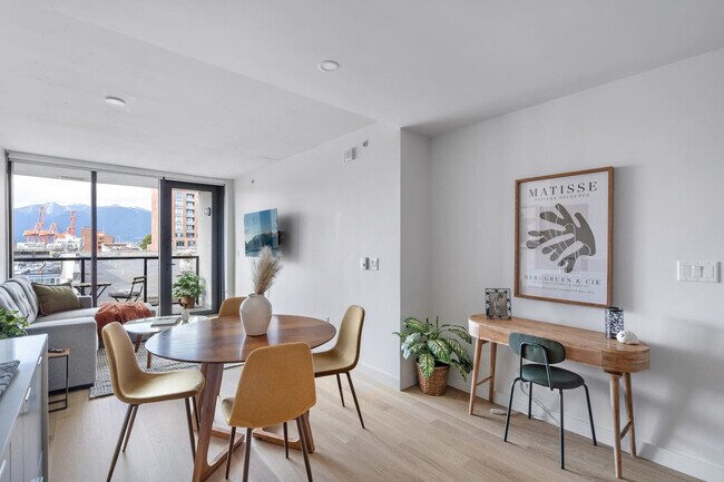 Photo - 239 Keefer St