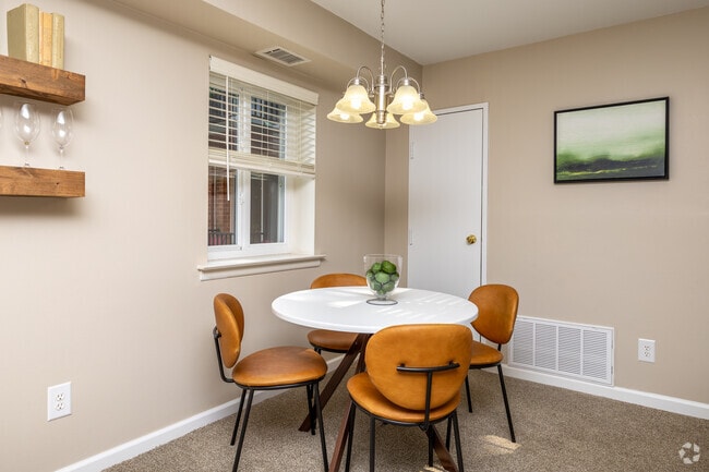 1BR, 1BA - 836SF - Dining Room