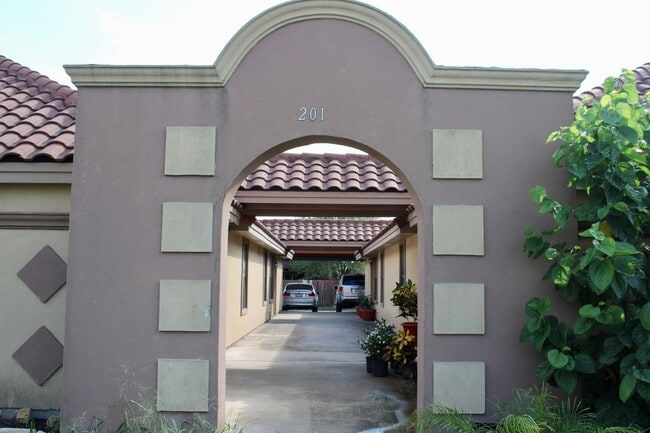 Building Photo - 201 S Ridge Ln