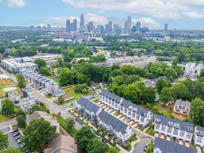 Building Photo - 642 W End Dr