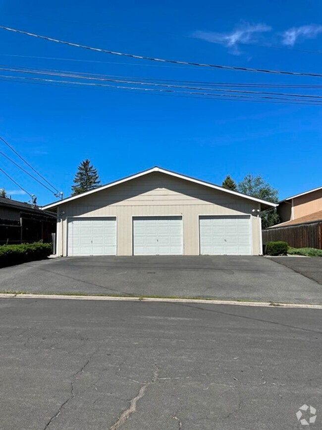 Building Photo - 2 bedroom duplex Rental