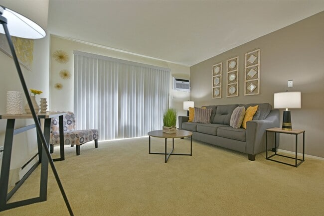 Living Room - Eastgate Woods Apartments
