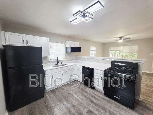 Photo - 837 Waring St