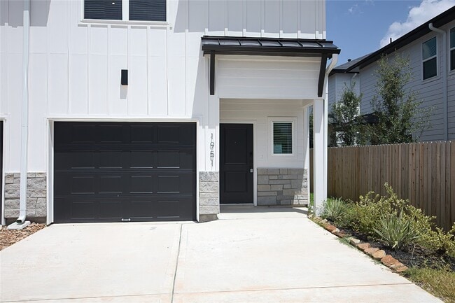 1951 Longmire Villas Ct