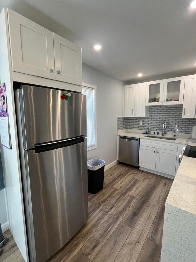 Photo - 812 Burgundy Q