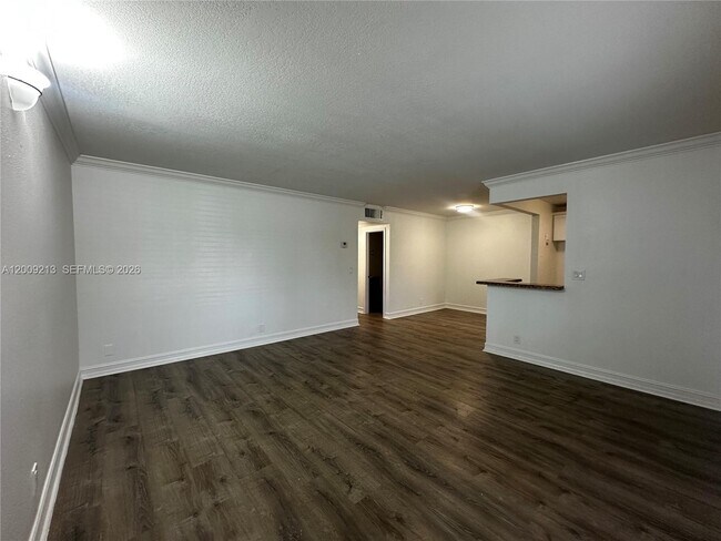 Photo - 1400 NE 56th St Unidad 103