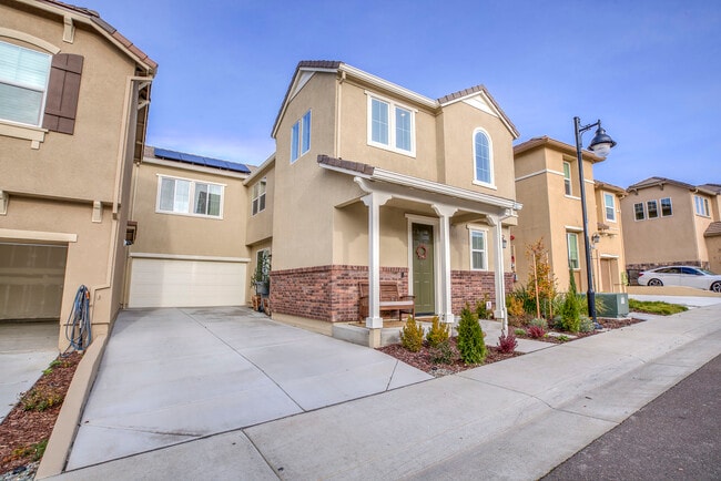 1381 Larkspur Dr