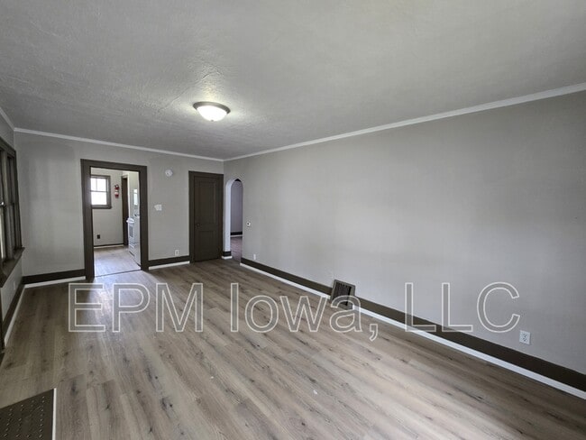 Photo - 947 Newton St