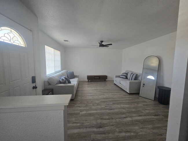 Building Photo - 4 BR 2 Ba Available 9/1 Rental
