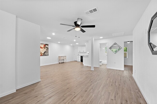 Photo - 6210 Rolland St