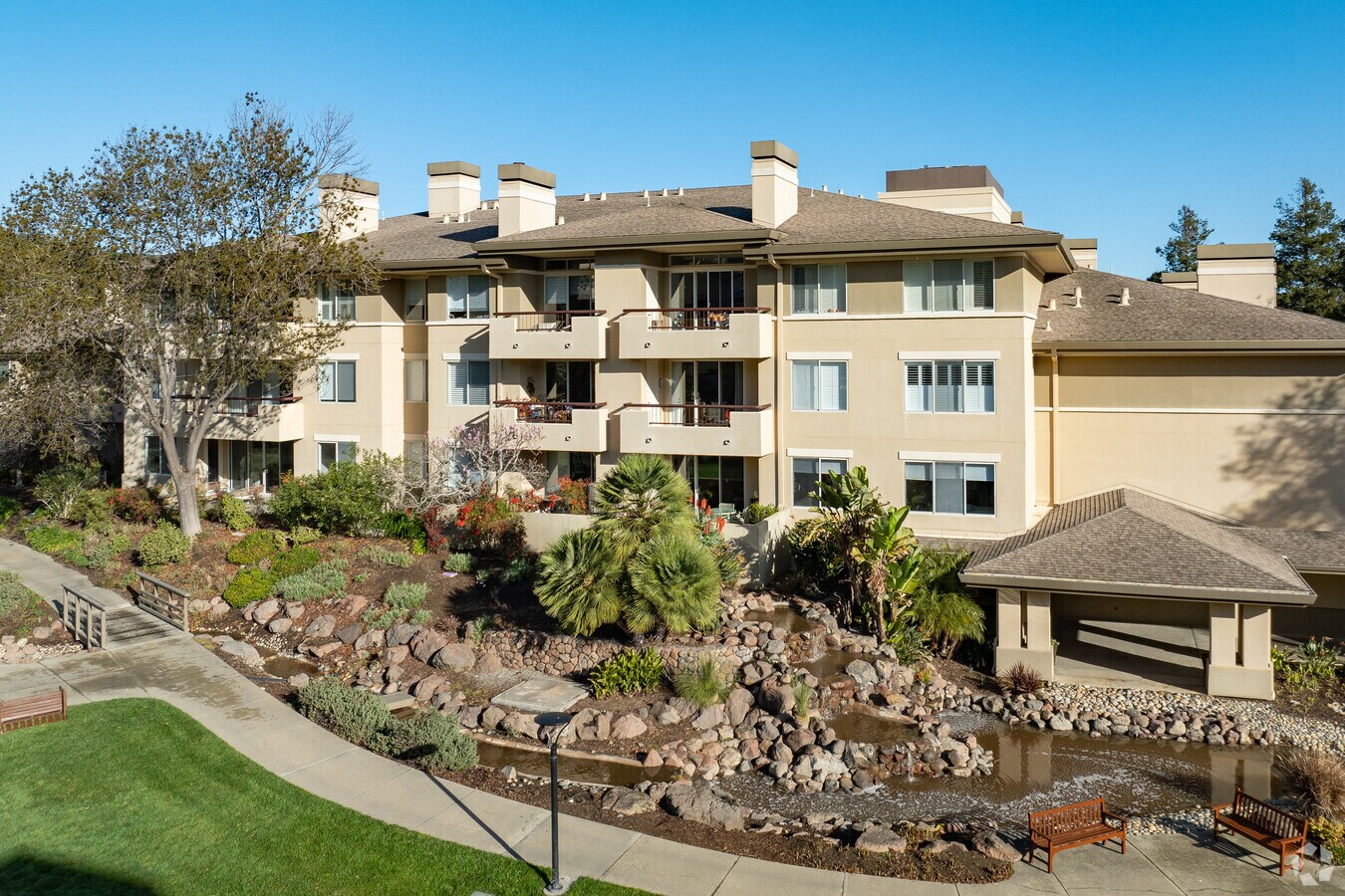 Alternar - Smith Ranch Homes