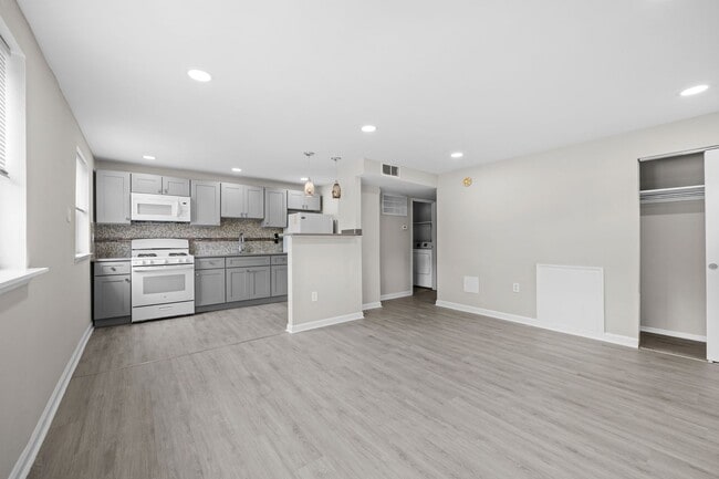 Building Photo - 551 Avon St Unit 2F