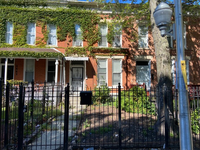 Exterior - 2440 W Lexington St Unidad 1