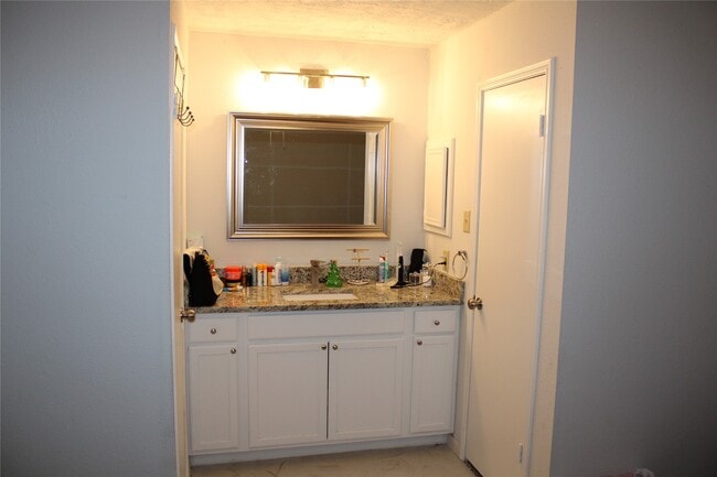 Building Photo - 819 Walbrook Dr