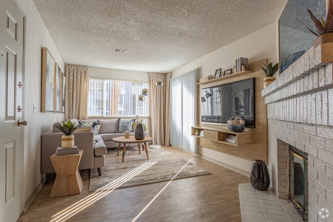 1BR, 1BA - 699 SF