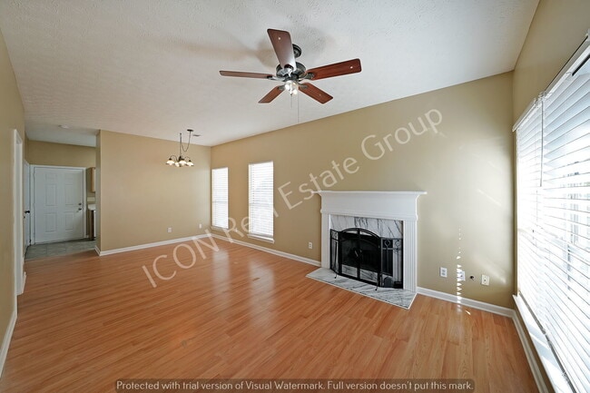 Photo - 2/2.5 End unit town home close to dining and shopping