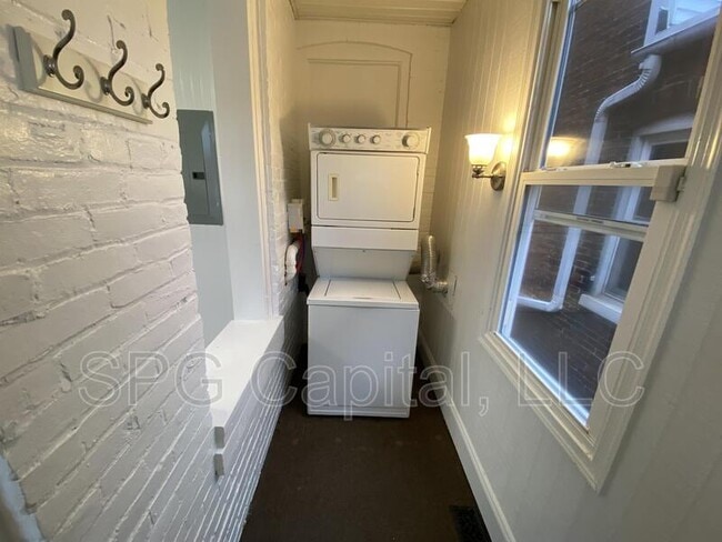 Photo - 233 W Jackson St