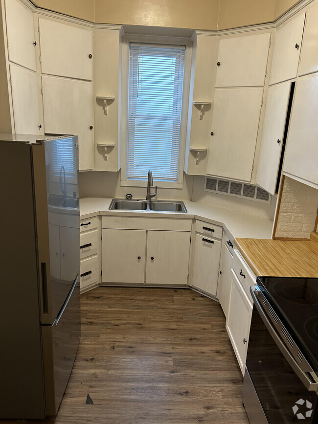 Building Photo - 305 E Elm St Unit 305 E Elm Rental
