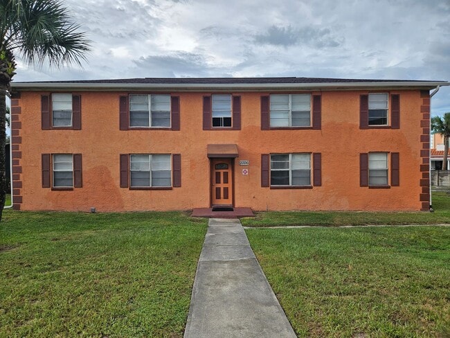 Building Photo - 2 bedroom 1 bath apartment beach side