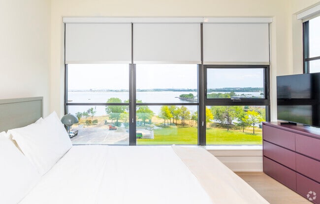 2BR, 2BA - 1085 SF