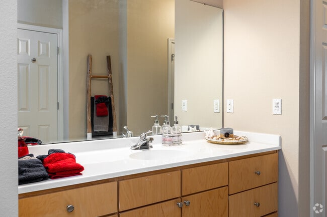 1BR, 1BA - 780SF - Bathroom