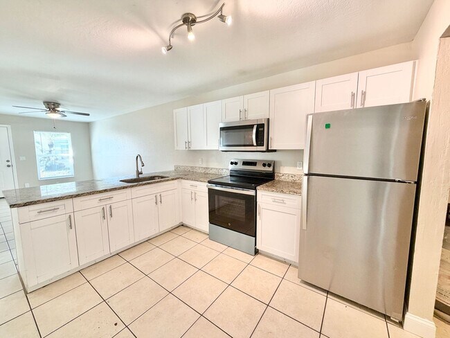 Photo - PIKUS (2001 46th Ter SW) Unidad #A