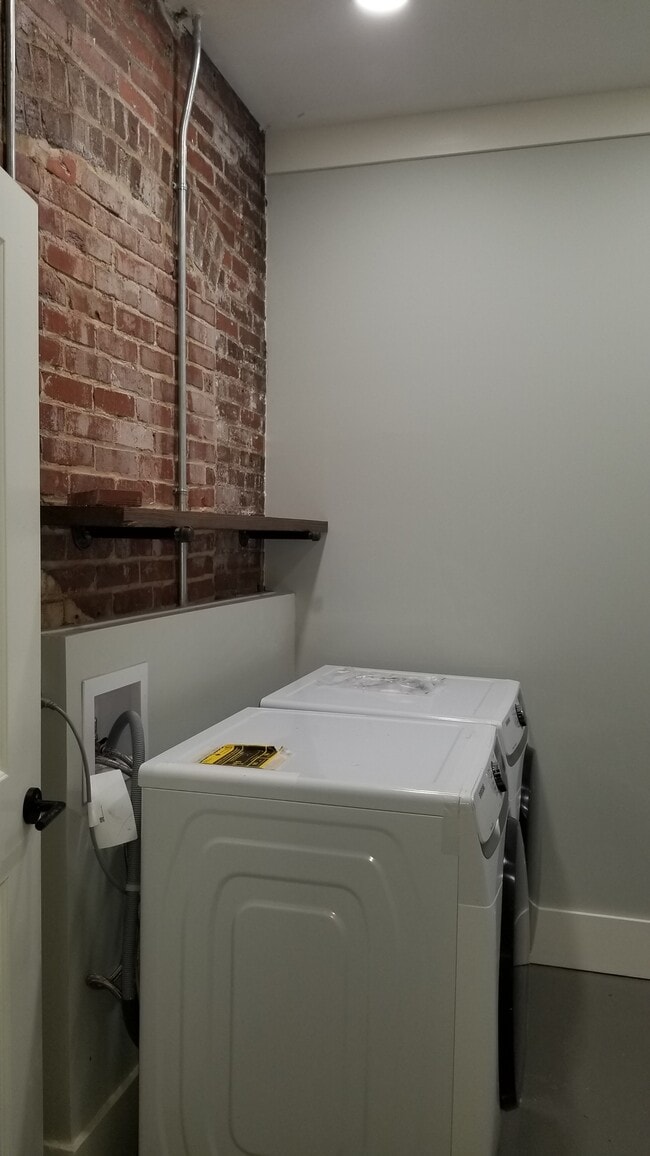 Photo - 503 Main St S