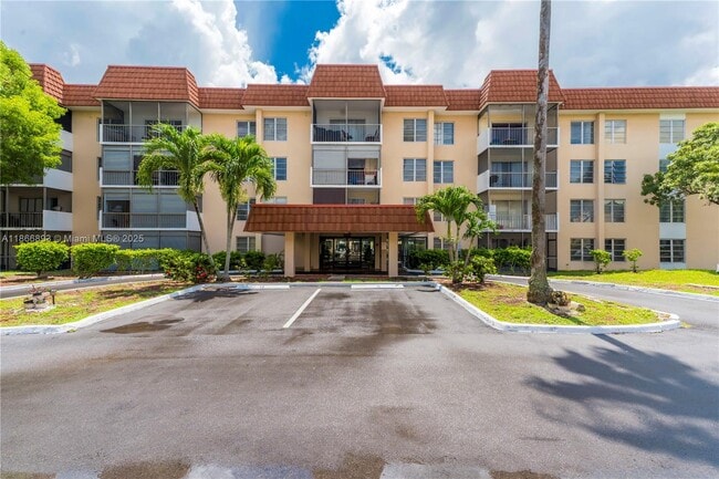 Building Photo - 4168 Inverrary Dr Unit 402 Rental