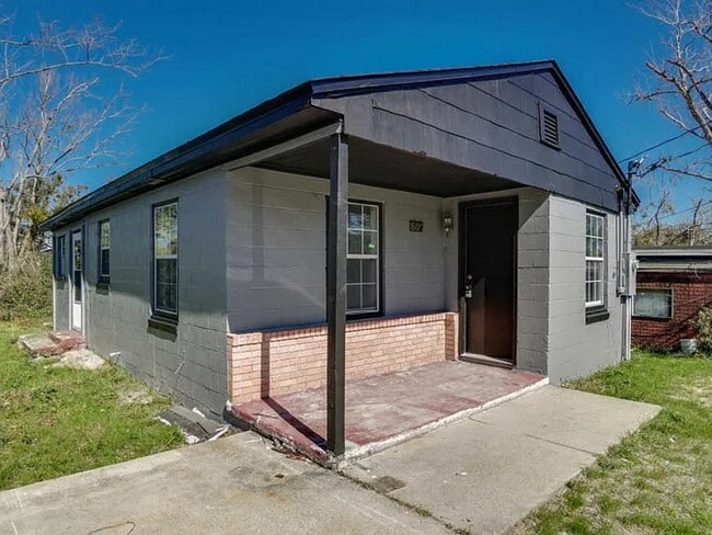 Photo - 807 E 7th Ct House