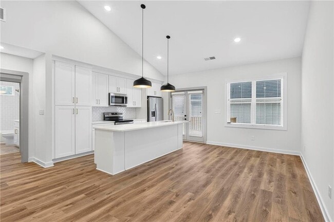 122 Hilltop Dr SW