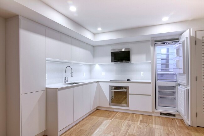 Building Photo - 3460 Rue Peel Unit 209