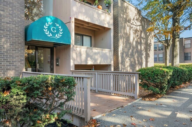 Photo - 10 Shrewsbury Green Dr Unidad J