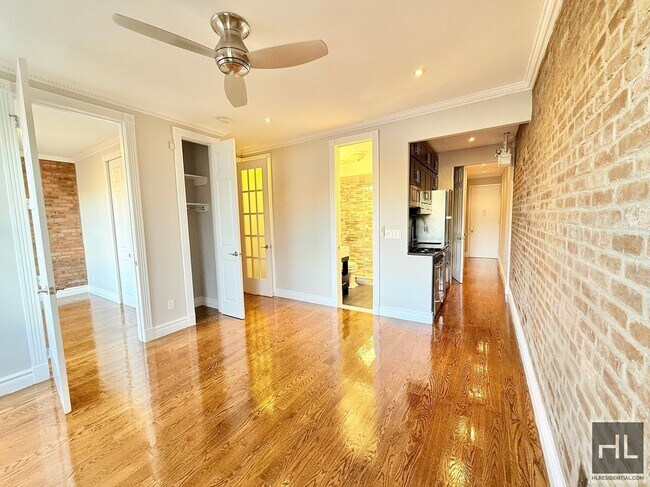 Photo - E 18TH ST. Unidad 4B