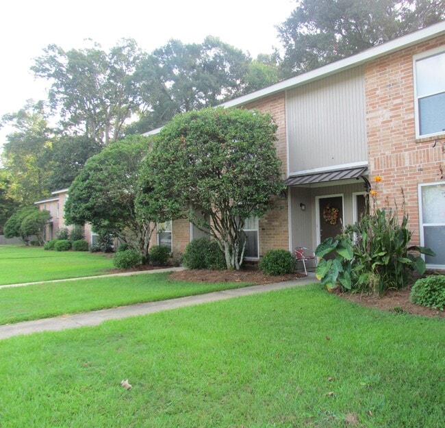 Building Photo - 16161 Tiger Bend Rd Unit #16161