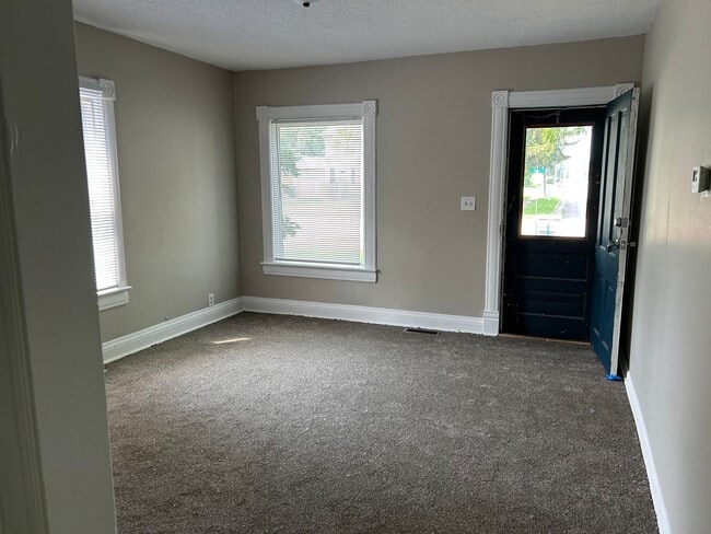 Building Photo - 1201 S Cedar Ave Unit 2 - Main Rental