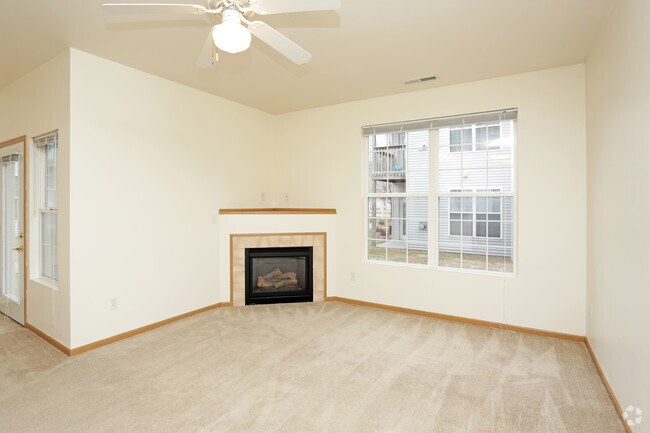 1BR, 1BA - 627 SF - Living Room