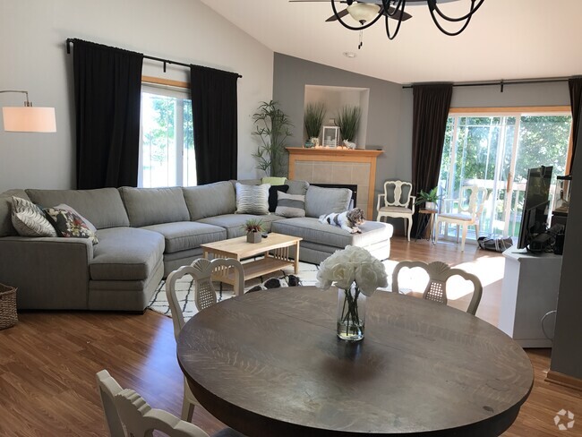Building Photo - 1053 Tamarack Way Rental