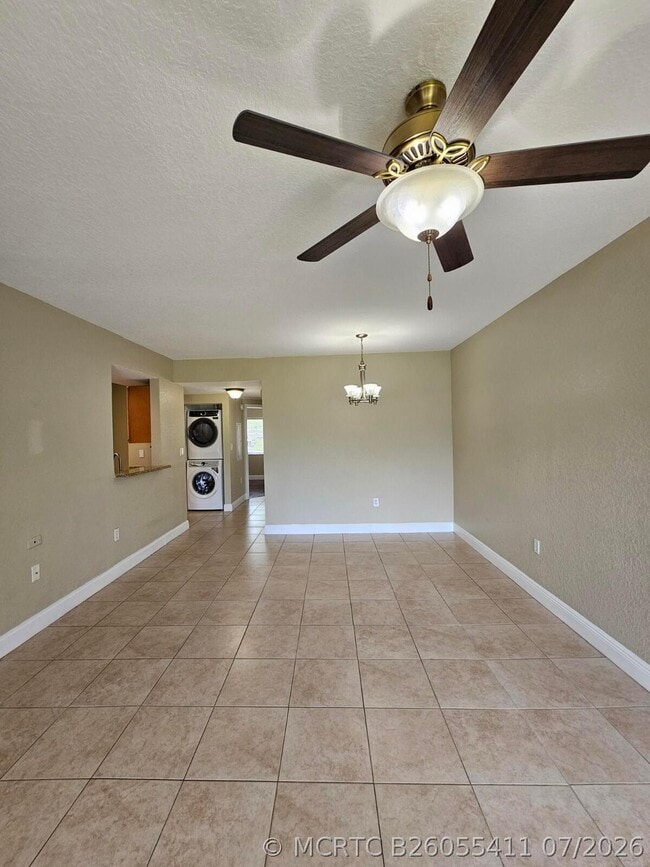 Building Photo - 1049 Golden Lakes Blvd Unit 115
