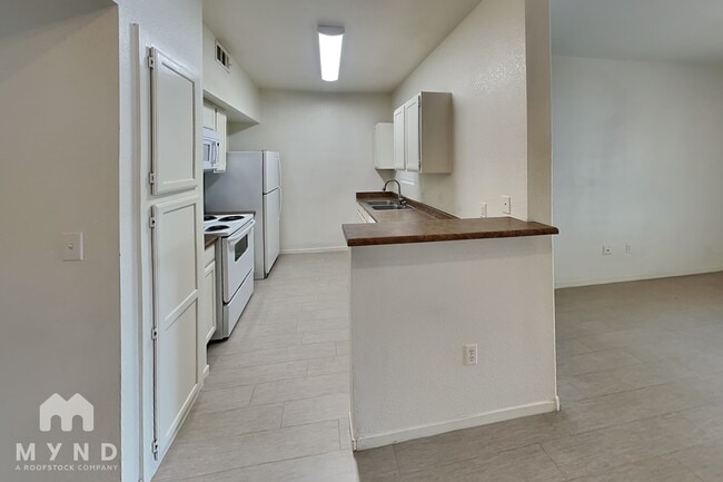 Photo - 9620 W Russell Rd Unidad 1125
