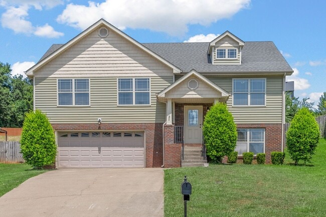 Building Photo - Large home ready for you to call home today!