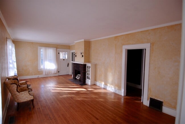 Photo - 330 Rollston Ave