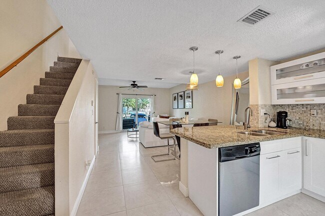 Photo - 2571 NE 15th St