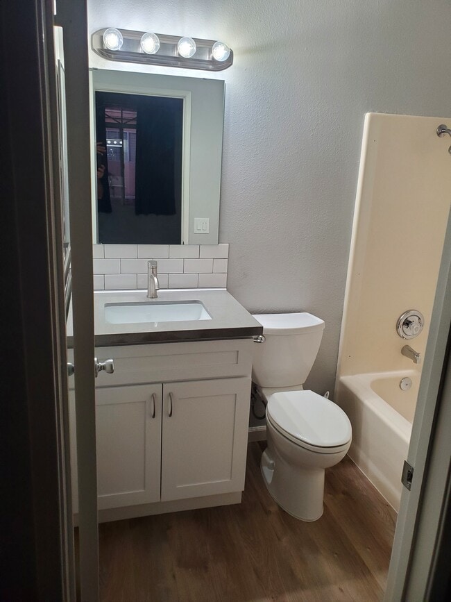Bathroom master - 7892 2nd St Unit 201