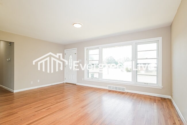 Photo - 380 S St Jacques St